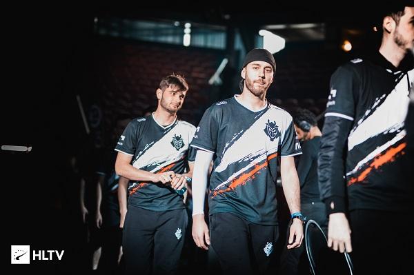 通过其影响 通过其影响